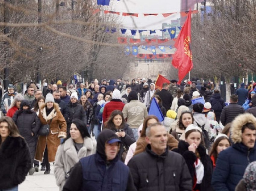 Qytetarët tregojnë se si e shohin rrugëtimin e Kosovës në këto 17 vite