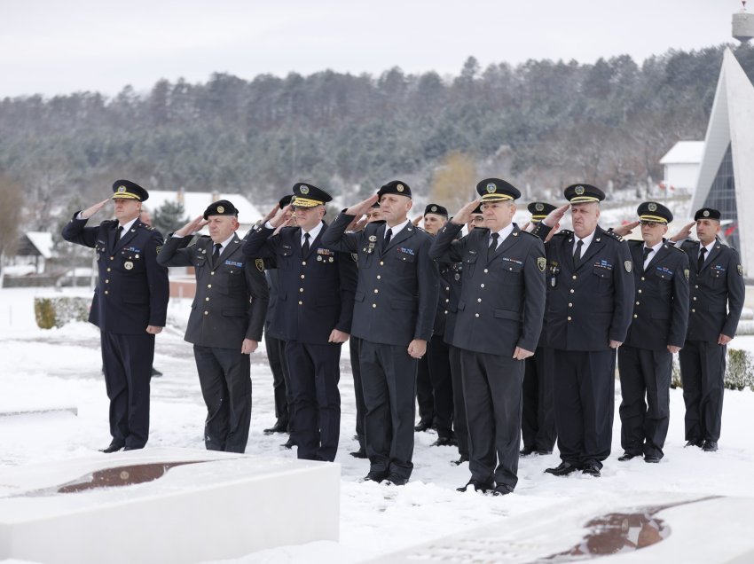 Udhëheqësit e lartë të FSK-së bëjnë homazhe te Kompleksi Memorial “Adem Jashari”