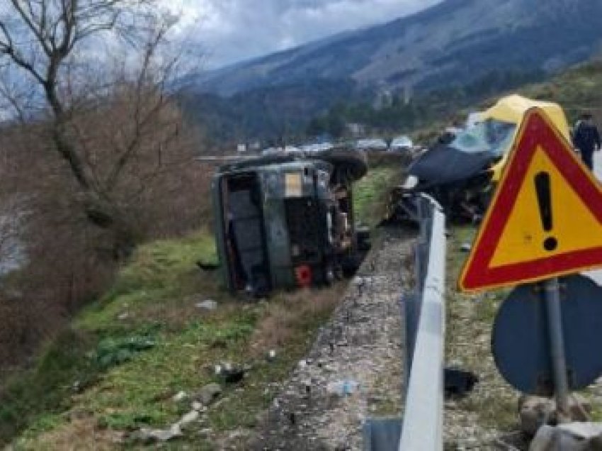 Aksidenti i rëndë në Kthesën e Viroit, policia jep detaje: Makina u përplas me mjetin e ushtrisë, dy viktima dhe një i plagosur