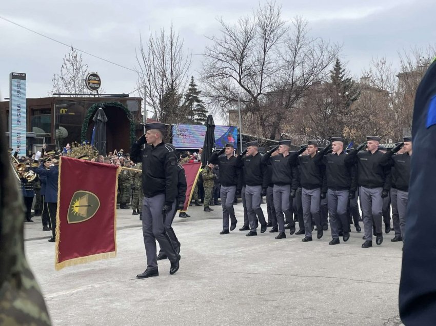 FSK dhe Policia e Kosovës nisin ceremoninë e parakalimit në nder të 17-vjetorit të Pavarësisë