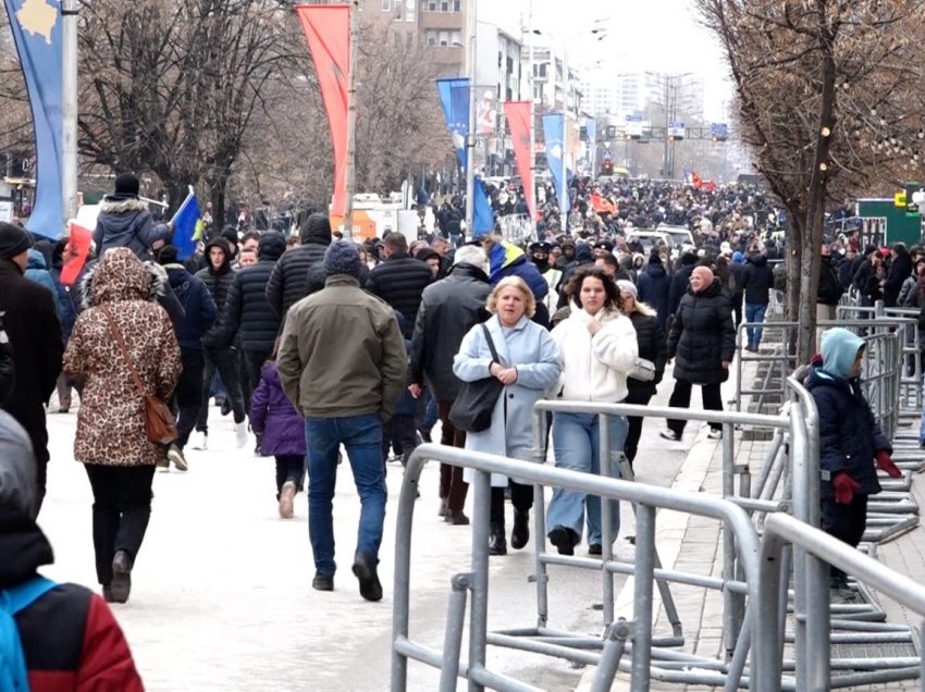 Qytetarët e Kosovës festojnë 17-vjetorin e Pavarësisë, shpresojnë për një të ardhme më të mirë dhe të qëndrueshme