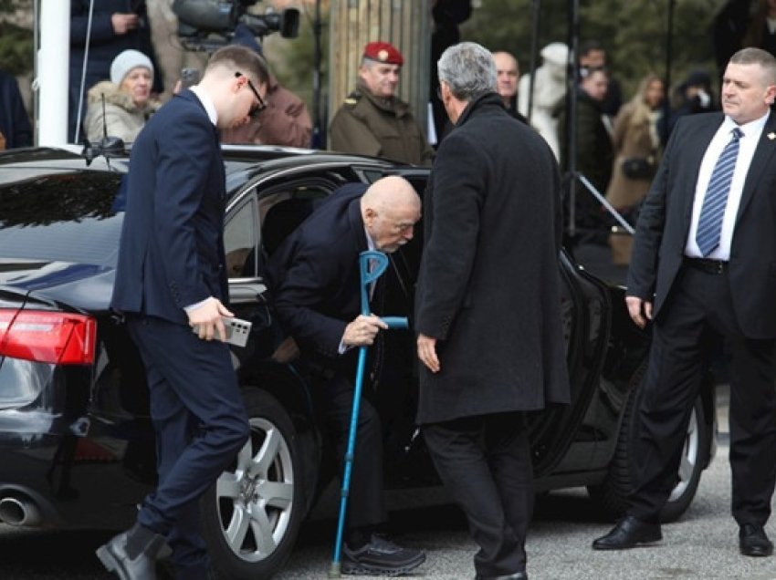 ​Stjepan Mesiq vjen në inaugurimin e Zoran Milanoviq me paterica