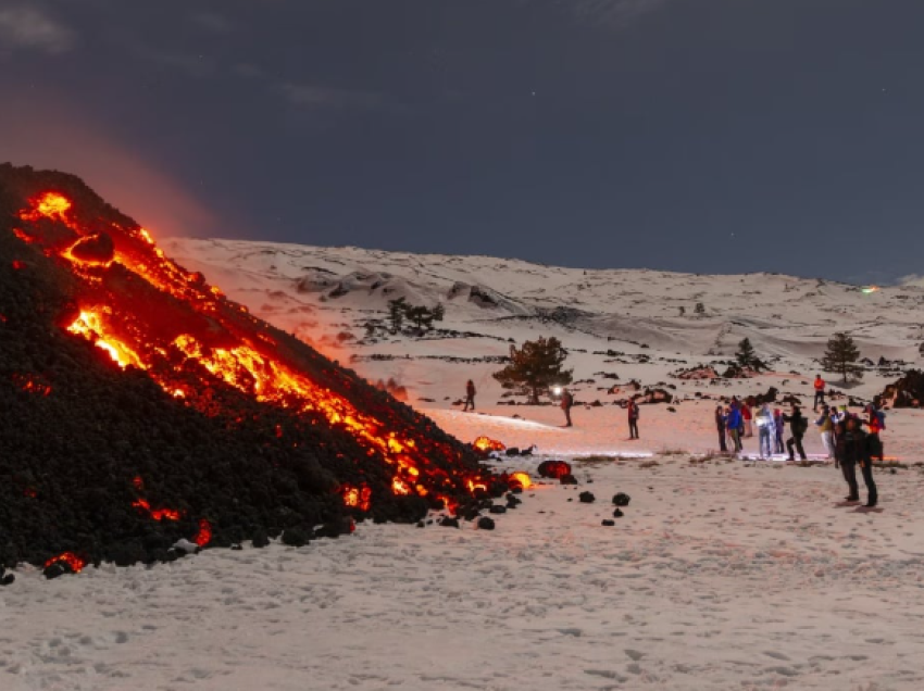 Shpërthimi i vullkanit Etna, turistët dynden për ta parë nga afër/ Autoritetet bëjnë thirrje: Po na pengoni të ndihmojmë njerëzit