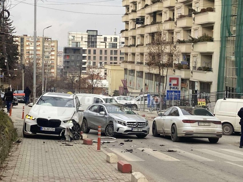 Aksident mes tri veturave në rrugën “Gazmend Zajmi”, policia në vendin e ngjarjes 