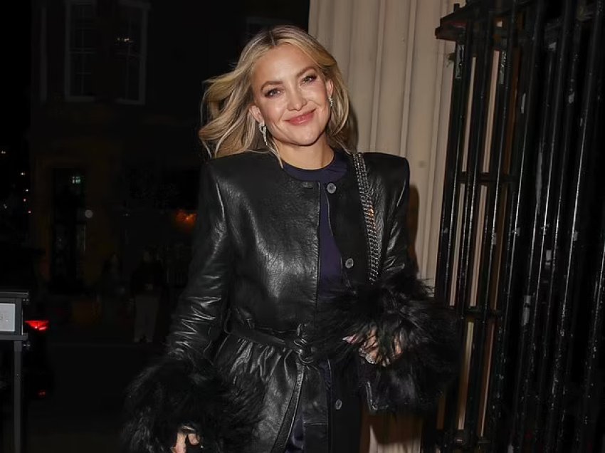 Kate Hudson duket magjepsëse me një fustan sateni vjollcë dhe pallto lëkure të zezë teksa ha darkën në Londër