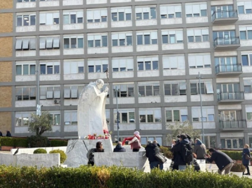 ​Vatikan: Papa ndihet pak më mirë, nuk ka më temperaturë