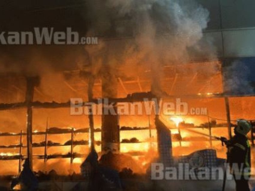 Përfshihet nga flakët një market në Durrës, shkrumbohet plotësisht