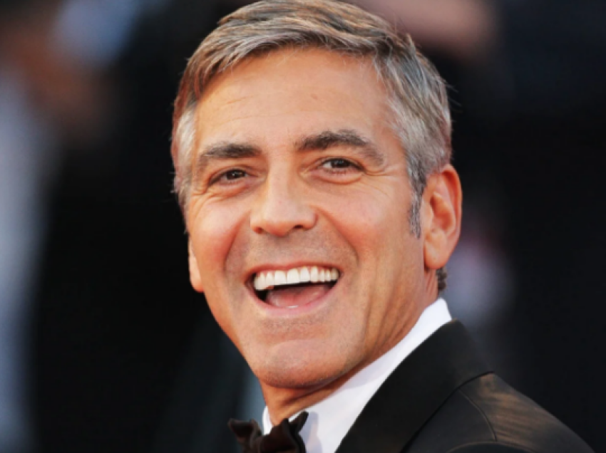 ​George Clooney është duke punuar në bujqësi me një traktor