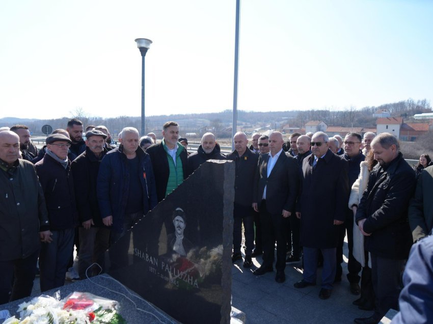 Lladrovci me bashkëpunëtorë bën homazhe tek varri i Shaban Polluzhës