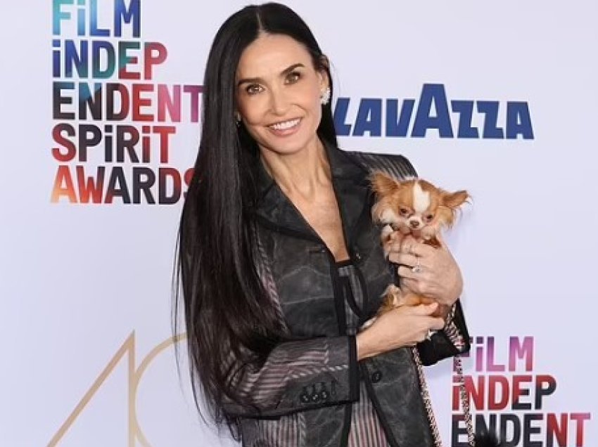 Demi Moore dhe qenushja e saj, marrin vëmendjen në ceremoninë e Independent Spirit Awards