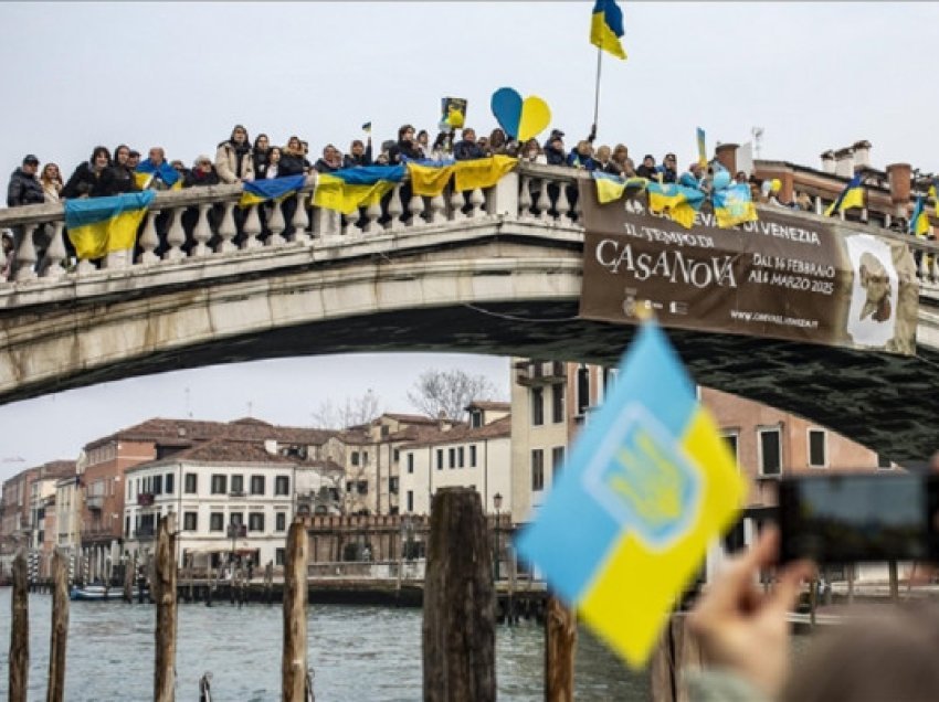 ​Gjatë karnavalit të Venecias mbahet protestë në mbështetje të Ukrainës