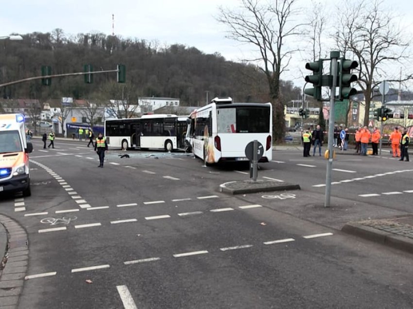 Përplasje “kokë më kokë” e autobusëve në Gjermani, të paktën 35 të lënduar