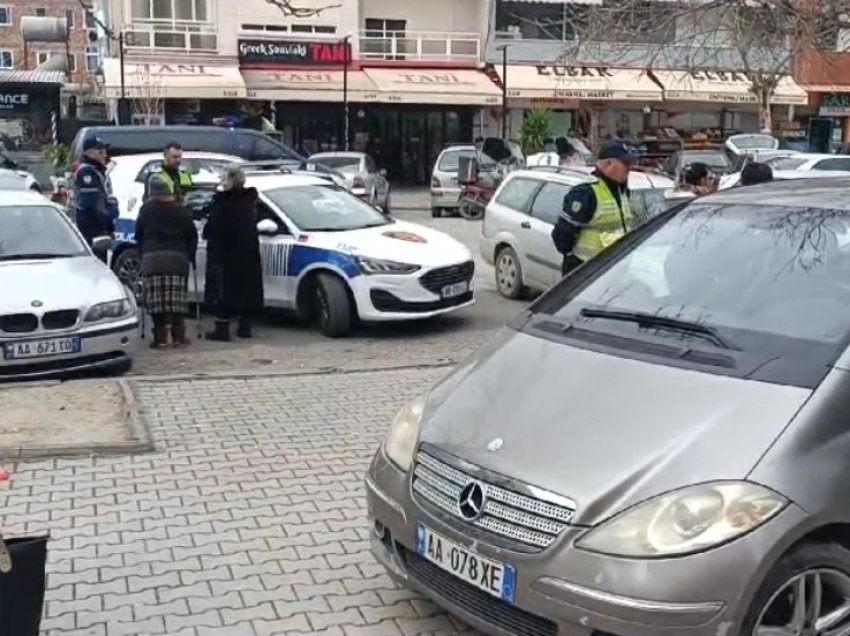  Ngatërroi marshin e makinës teksa dilte nga parkimi dhe hipi mbi trotuar, shoferja godet këmbësorin