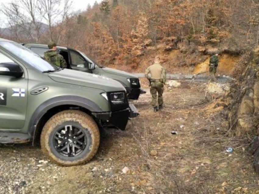 Ushtarët finlandezë të KFOR-it kryen patrullë rutinore në veri