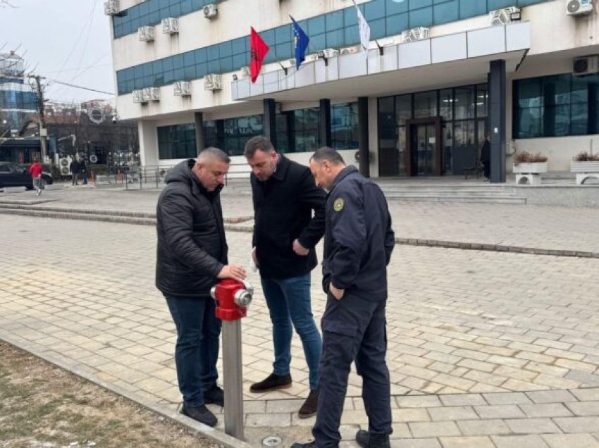 Vendosja e hidrantëve në qytetin e Ferizajt ua lehtëson punën zjarrfikësve