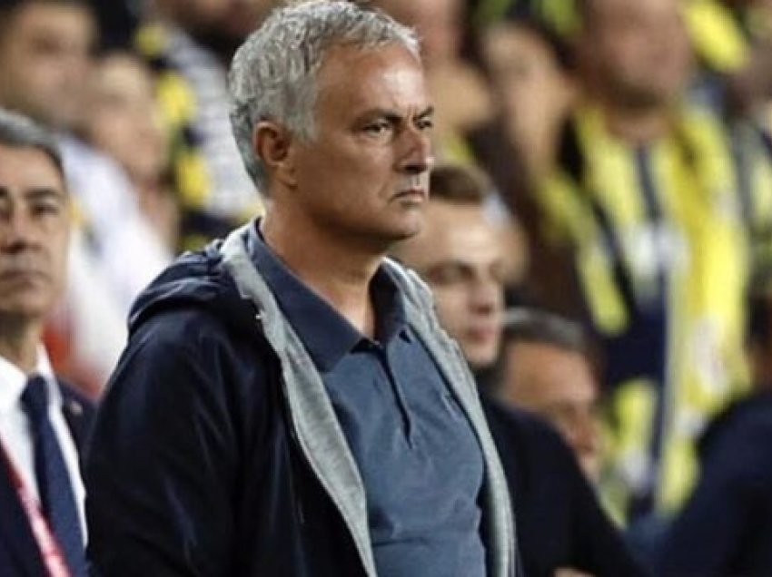 Fenerbahçe i del në mbrojtje Mourinhos