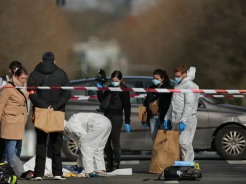 Policia franceze vret një person që i sulmoi ata me thikë në Paris