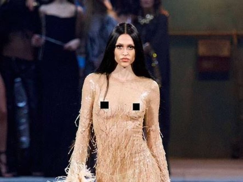 Amelia Gray Hamlin shkelqen në pasarelën e DSquared2 me fustanin e frymëzuar nga Cher