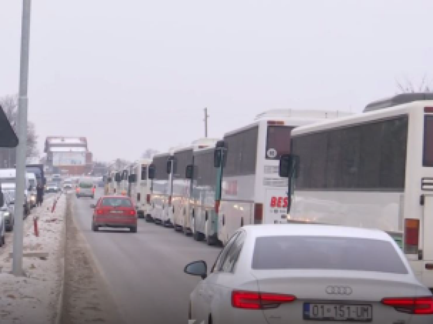 Shoqata e Transportit të Podujevës proteston, akuzon Komunën e Prishtinës për shkelje të kërkesave të tyre