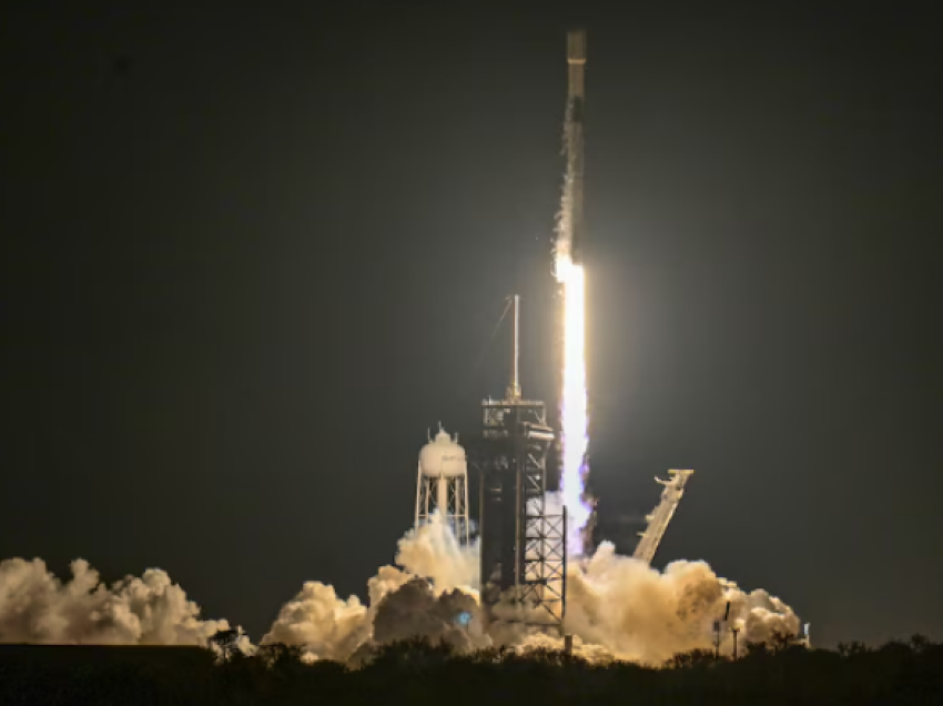 SpaceX nis anijen kozmike Lunar Athena drejt Hënës