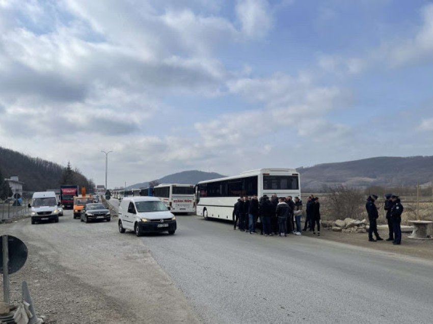 Pronarët e autobusëve në grevë, udhëtarët e linjës Podujevë-Prishtinë mbesin në rrugë