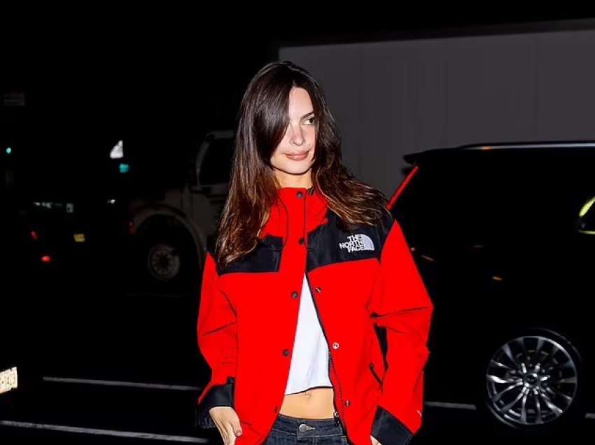 Emily Ratajkowski shfaqë barkun seksi të saj në darkën e përvjetorit të North Face në NYC