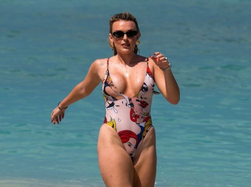 Tallia Storm mahnit në Barbados