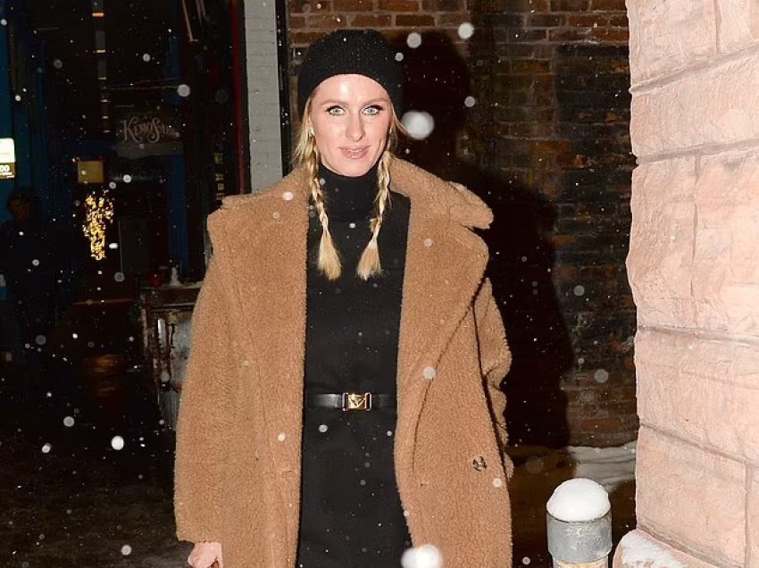 Nicky Hilton shfaqet me flokët në gërsheta teksa bie bora në Aspen përpara Vitit të Ri