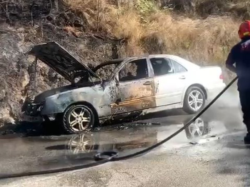  Shkrumbohet nga flakët një makinë në Bypassin e Murrizit, ja si është gjendja e të rinjve që ndodheshin në mjet