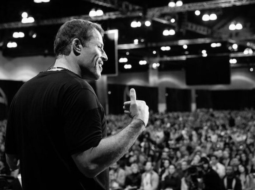 5 sekretet e Tony Robbins për të arritur qëllimet: Nisni në fillim të vitit