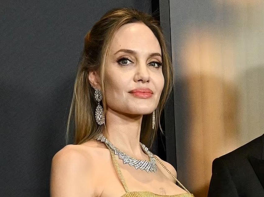 Angelina Jolie lë divorcin anash, jep lajmin e dhimbshëm