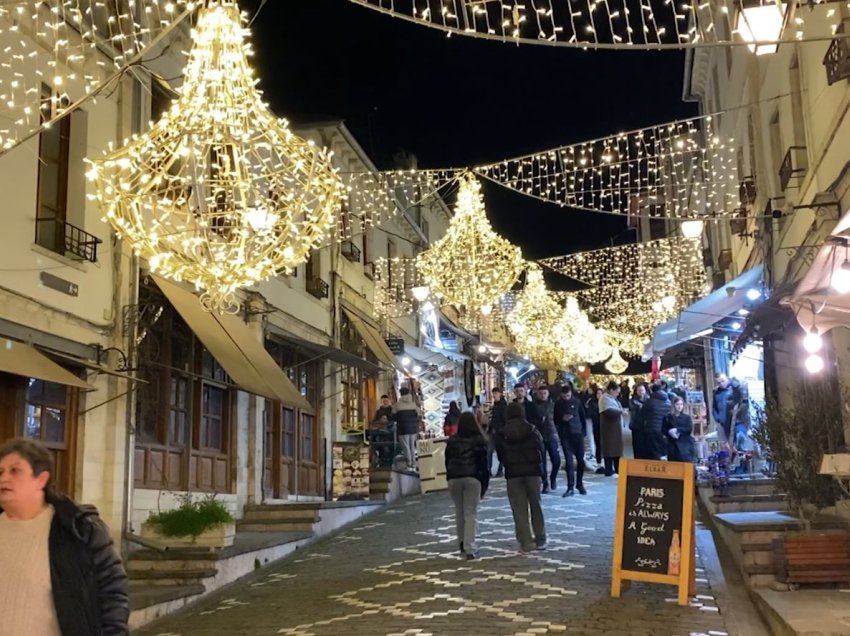 Vizitorët e parë në Gjirokastër, turistët nisin vitin 2025 në qytetin e gurtë