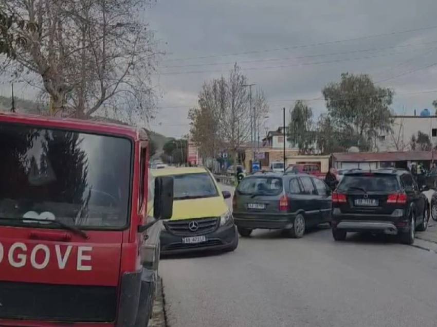 Aksident i trefishtë në Levan, autoboti u pret rrugën mjeteve! Tre të plagosur