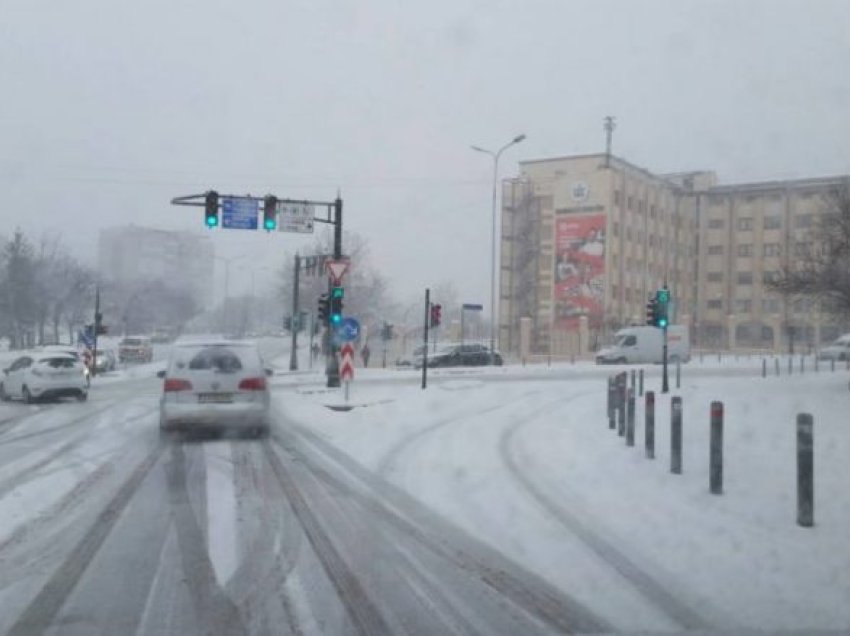 Ndryshon situata meteorologjike, paralajmërohet për reshje të borës