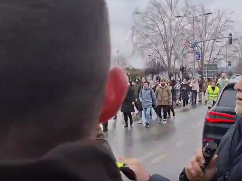 “Shoferi iku kur iu afruan”, një person tenton të shkelë protestuesit me veturë në Serbi