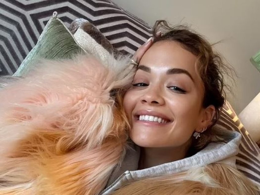 Rita Ora duket mjaft bukur edhe pa asnjë pikë grimi në fytyrë