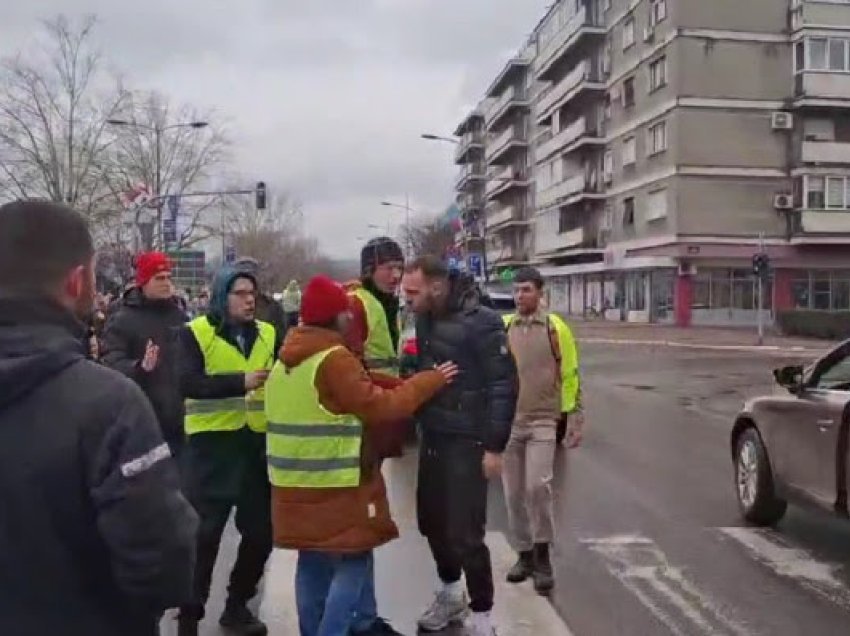 ​Tenton të shkelë protestuesit me veturë në Serbi