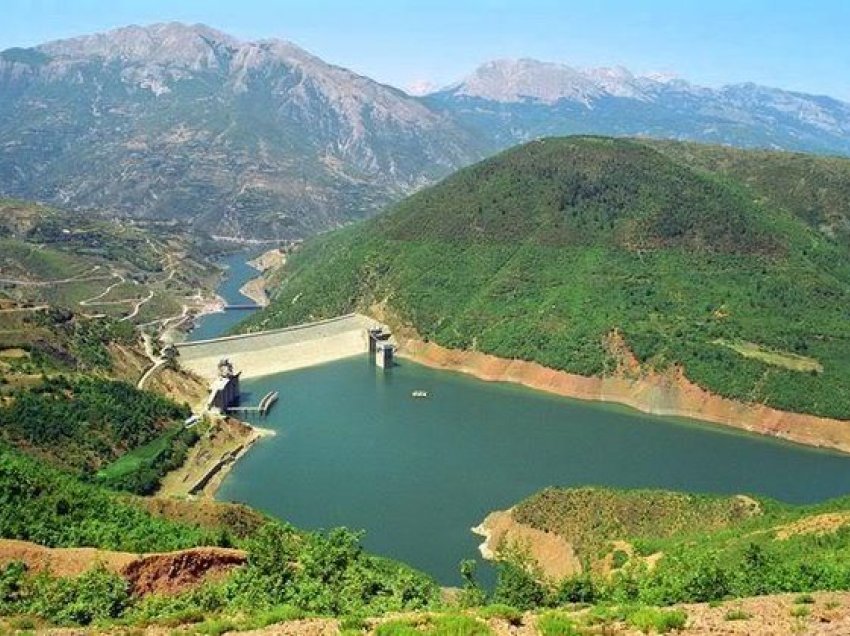 I jep energji gjithë Shqipërisë, por fshati Fierzë kalon pjesën më të madhe të dimrit në errësirë