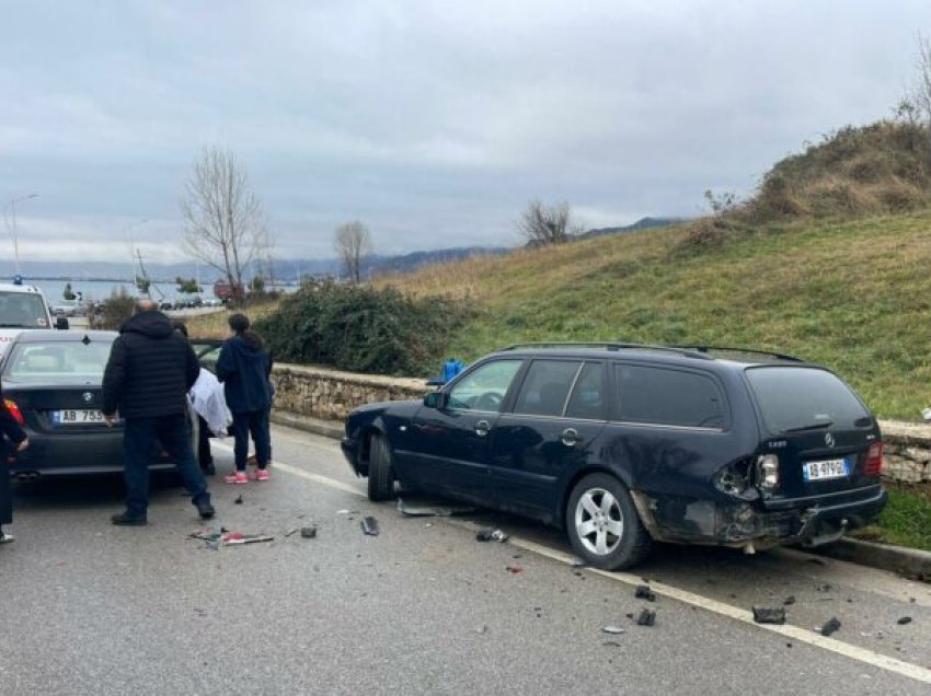 Aksident i trefishtë në aksin Pogradec-Qafë Thanë, përfundon në spital një person