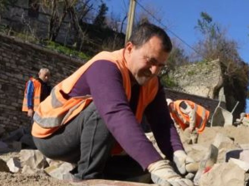 Rikthehen në Gjirokastër artizanët e punimit të gurit për të ringjallur rrugët e vjetra! Mjeshtri zbulon sekretin e gdhëndjes