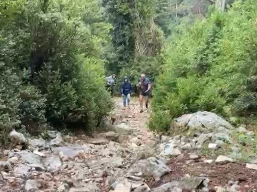 Turistja austriake bllokohet në Karaburun, kalon natën në mal! Kërkon ndihmën e autoriteteve për ta shpëtuar