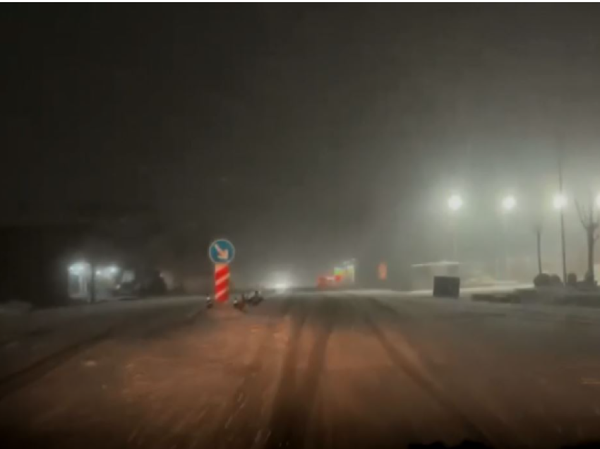 Reshje të mëdha të borës mbrëmë, kjo ishte gjendja e rrugës Prishtinë-Podujevë 