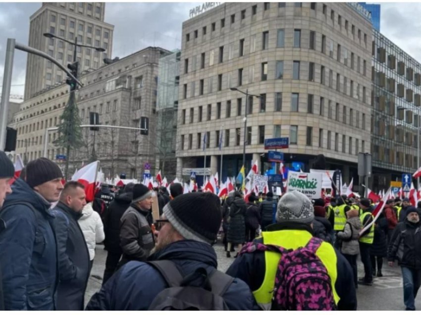 Polonia merr presidencën e Këshillit të BE, fermerët protestojnë në rrugët e Varshavës