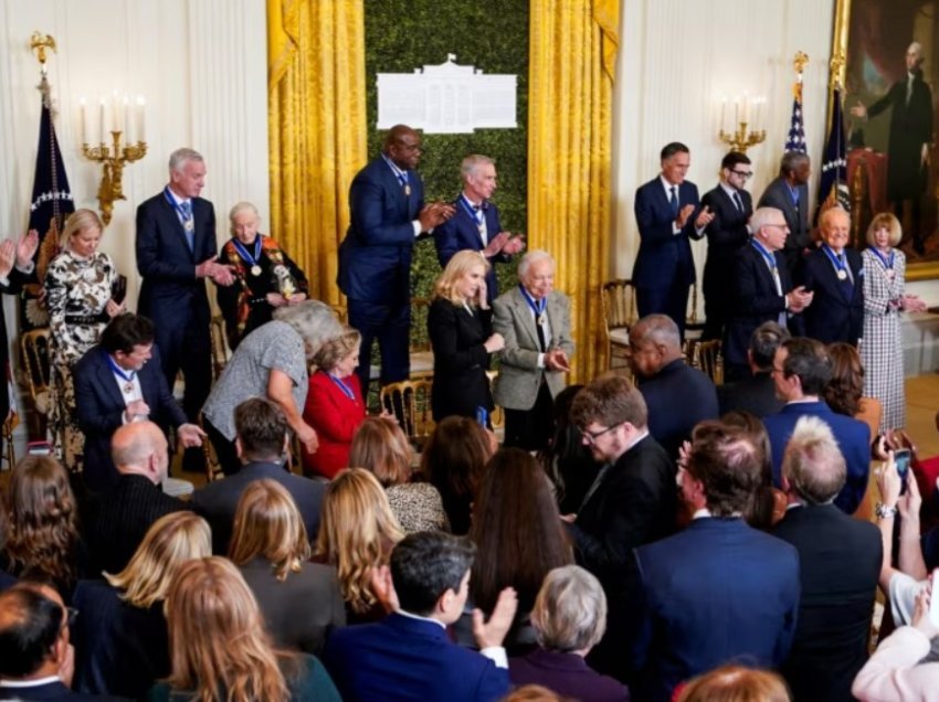 Hillary Clinton, George Soros dhe Denzel Washington ndër të dekoruarit me medaljen më të lartë civile