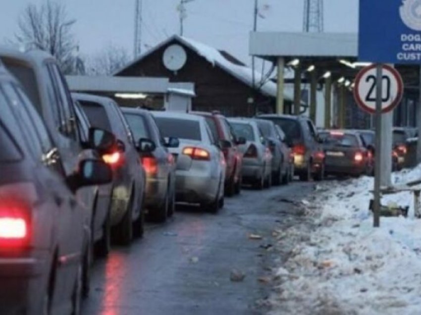 Gjendja në pikat kufitare: Deri në tri orë pritje në Merdarë, një orë e gjysmë te Dheu i Bardhë