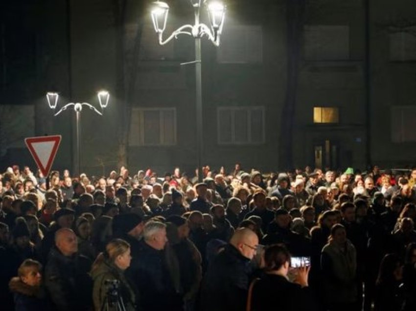 Tragjedia me 12 të vrarë në Cetinje, mijëra protestues kërkojnë përgjegjësi nga autoritetet në Mal të Zi