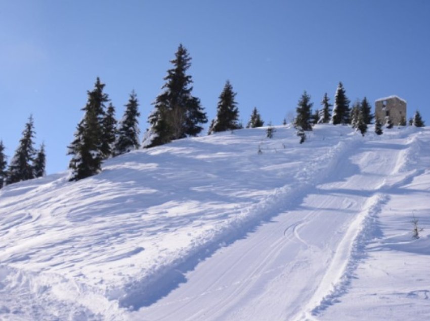 Temperatura minus në Kodrën e Diellit, është matur 52 cm borë