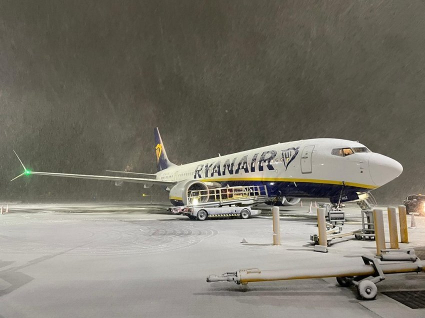 Shumë aeroporte në Mbretërinë e Bashkuar mbyllin pistat për shkak të borës së madhe