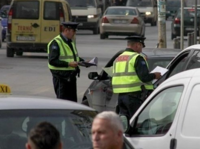 Policia shqiptoi 1535 gjoba trafiku për 24 orë