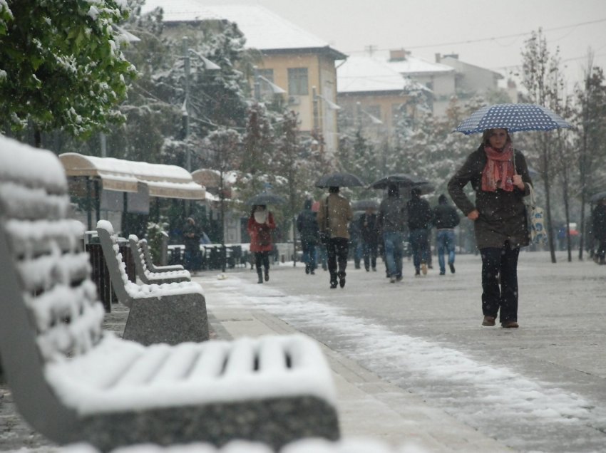 Qytetarët ankohen për pagat e ulëta: Nën 1000 euro nuk mund të jetojmë